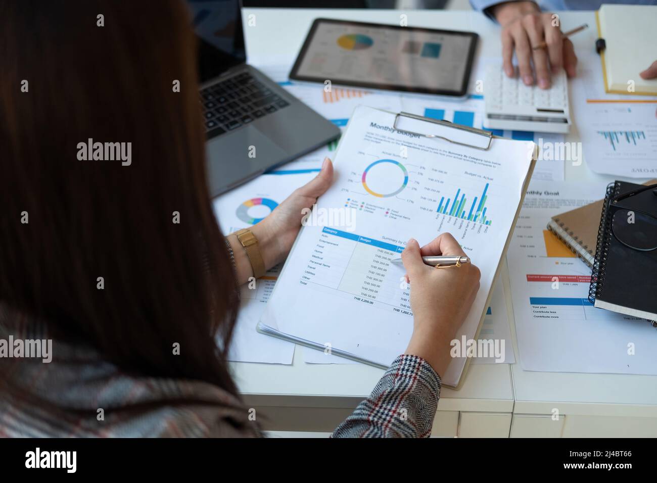 BusinesSteam travaillant avec un nouveau projet de démarrage. Discuter des graphiques et graphiques montrant les résultats à la réunion. Comptabilité d'entreprise et finances Banque D'Images