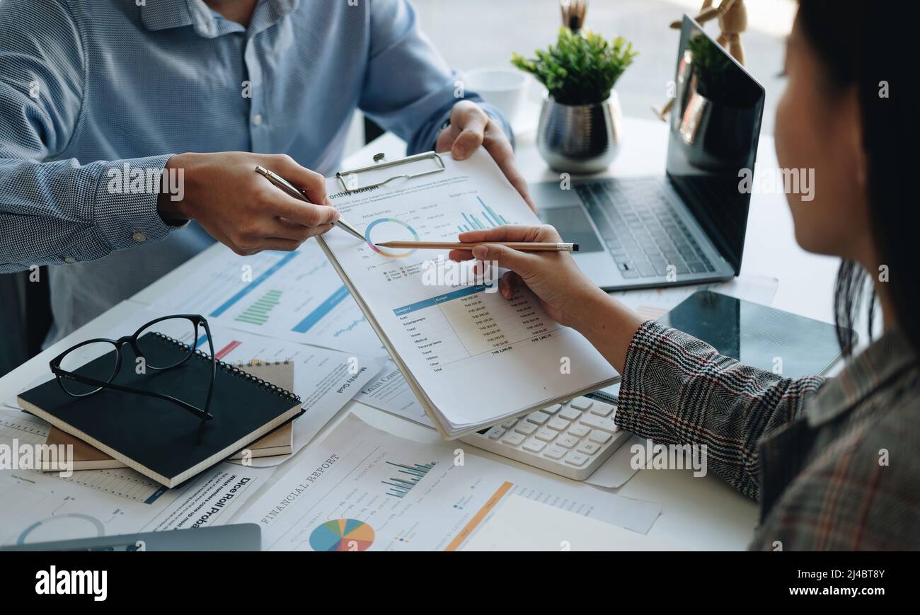 Vue de dessus, réunion des employés de l'entreprise pour réfléchir au nouveau plan de stratégie d'entreprise du projet et au nouveau document de données d'analyse, au concept financier et comptable Banque D'Images