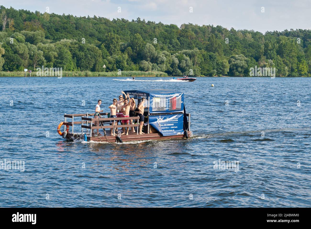 Les jeunes s'amusent sur un flotteur loué sur la Havel près de Berlin en Allemagne Banque D'Images