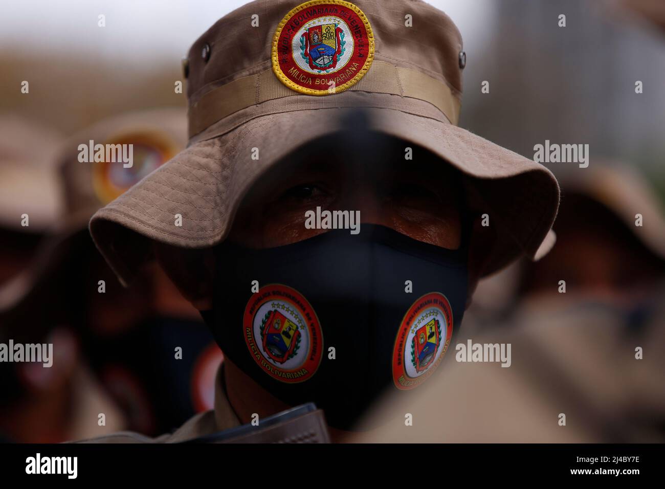 Caracas, Venezuela. 13th avril 2022. CARACAS, VENEZUELA - 13 AVRIL : des membres de la milice bolivarienne participent à une marche pour commémorer le 20th anniversaire du coup d'État qui a brièvement destitué le président vénézuélien (1999-2013) Hugo Chavez le 13 avril 2022, à Caracas, au Venezuela. (Photo par Pedro Rances Mattey/PxImages) Credit: PX Images/Alamy Live News Banque D'Images