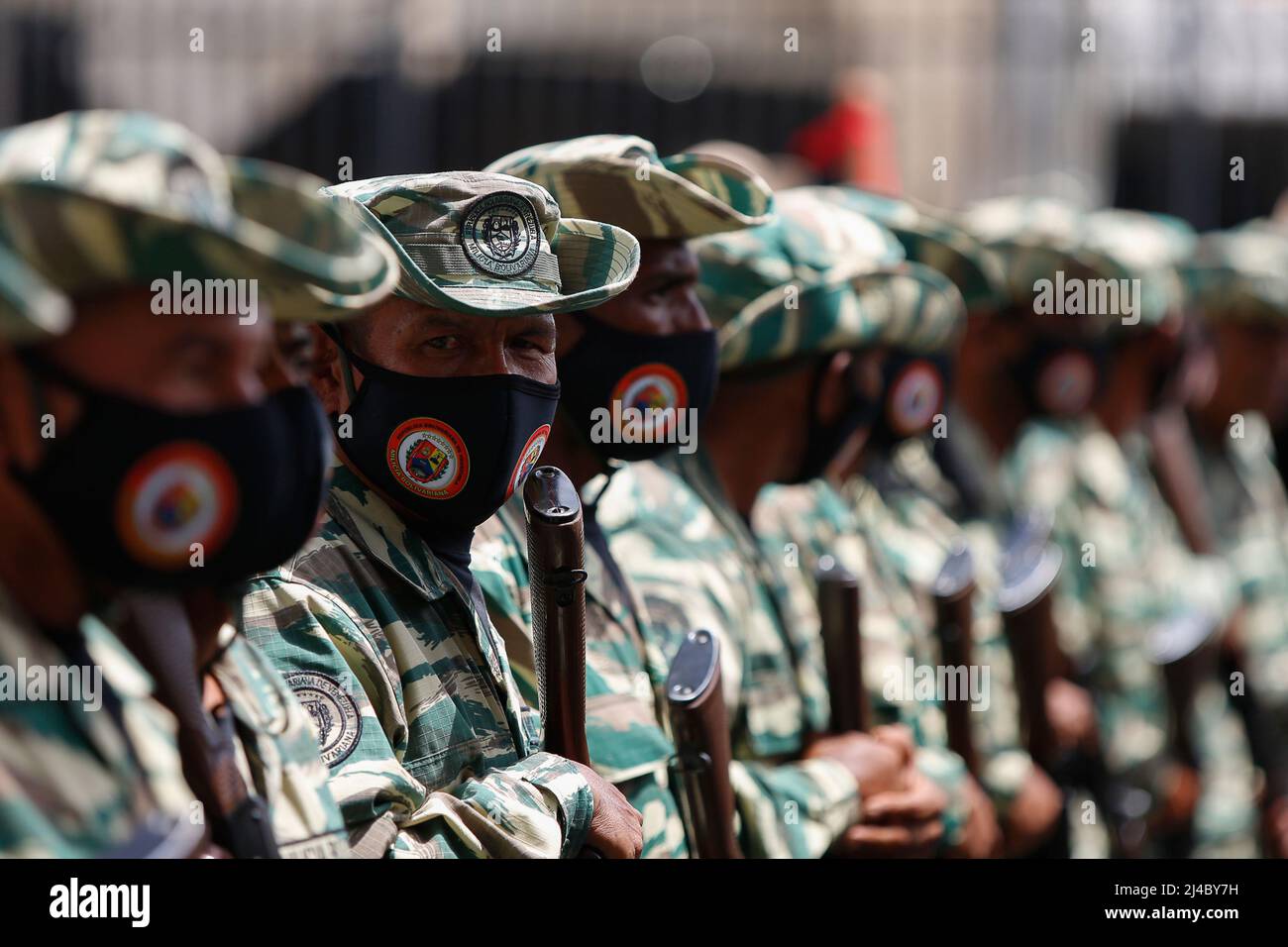 Caracas, Venezuela. 13th avril 2022. CARACAS, VENEZUELA - 13 AVRIL : des membres de la milice bolivarienne participent à une marche pour commémorer le 20th anniversaire du coup d'État qui a brièvement destitué le président vénézuélien (1999-2013) Hugo Chavez le 13 avril 2022, à Caracas, au Venezuela. (Photo par Pedro Rances Mattey/PxImages) Credit: PX Images/Alamy Live News Banque D'Images
