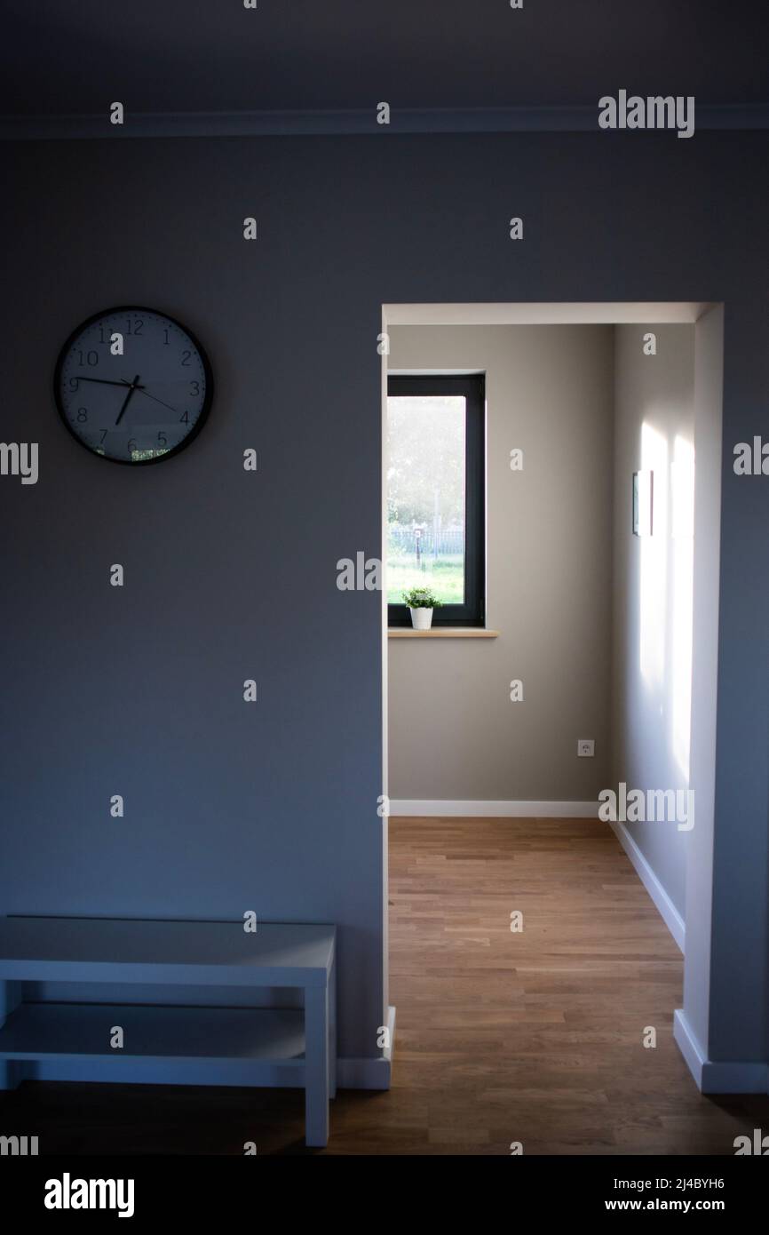 Intérieur minimaliste moderne avec hall lumineux. Horloge murale. Banque D'Images