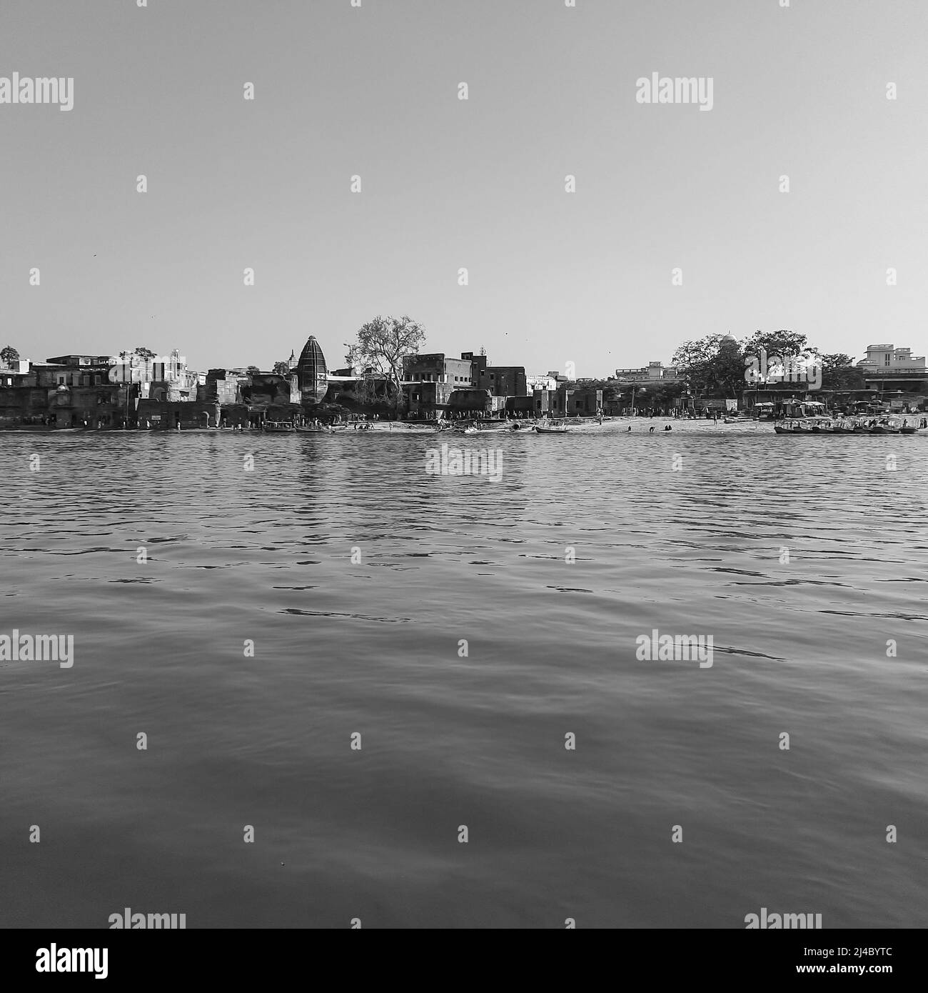 Vue sur la rivière Yamuna depuis le bateau dans la journée à Vrindavan, Krishna temple Kesi Ghat sur les rives de la rivière Yamuna dans la ville de Vrindavan, Boating a Banque D'Images