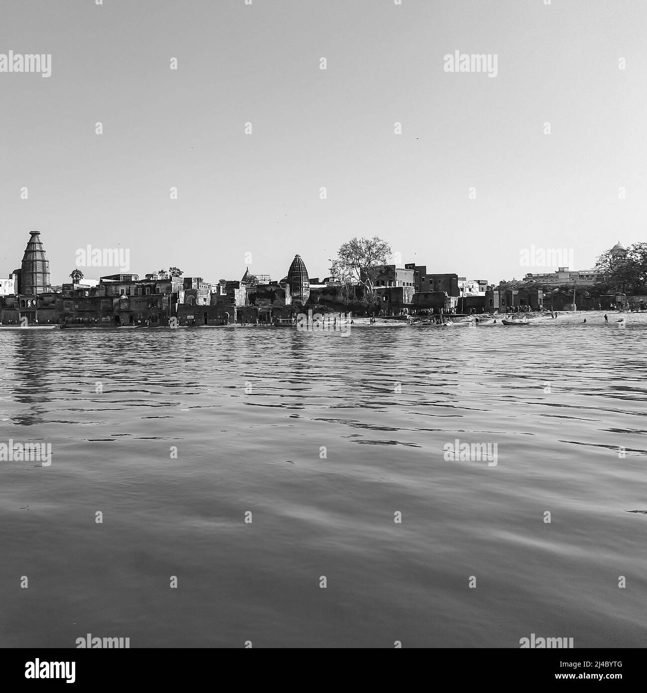 Vue sur la rivière Yamuna depuis le bateau dans la journée à Vrindavan, Krishna temple Kesi Ghat sur les rives de la rivière Yamuna dans la ville de Vrindavan, Boating a Banque D'Images