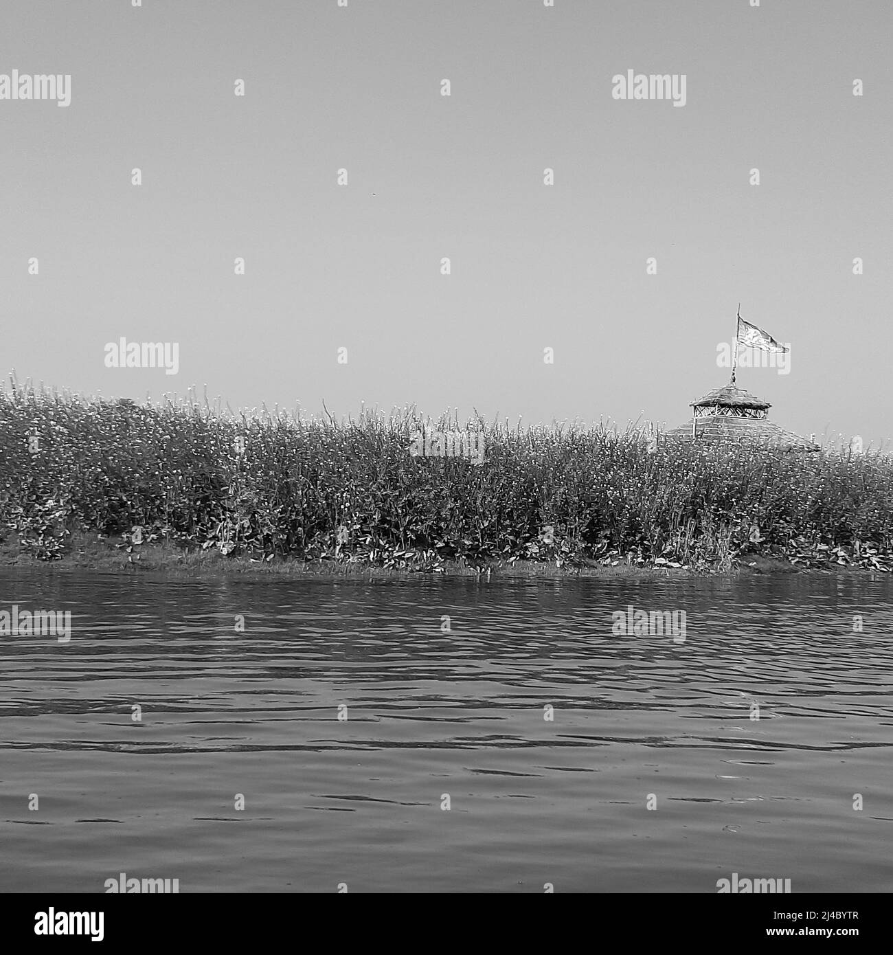 Vue sur la rivière Yamuna depuis le bateau dans la journée à Vrindavan, Krishna temple Kesi Ghat sur les rives de la rivière Yamuna dans la ville de Vrindavan, Boating a Banque D'Images