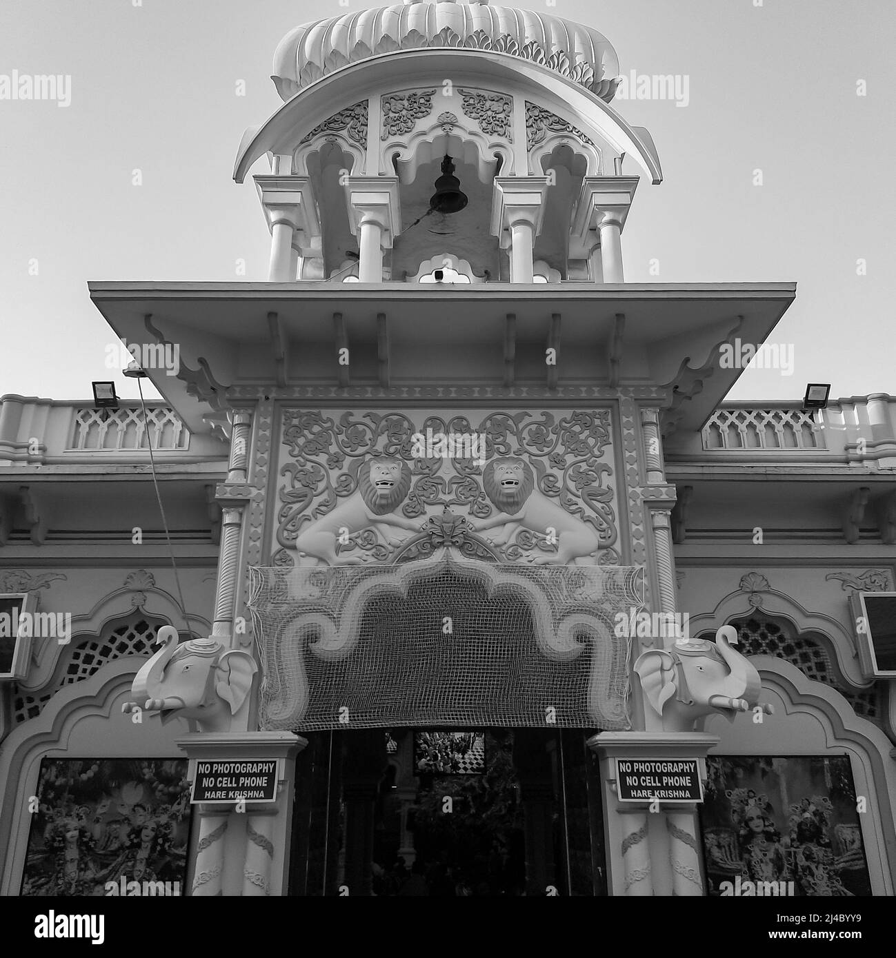 Temple ISKON Vrindavan, Inde, Sri Krishna Balaram Mandir est un temple de Gaudiya Vaishnava dans la ville sainte de Vrindavan, dans l'État d'Uttar Pradesh en Inde Banque D'Images