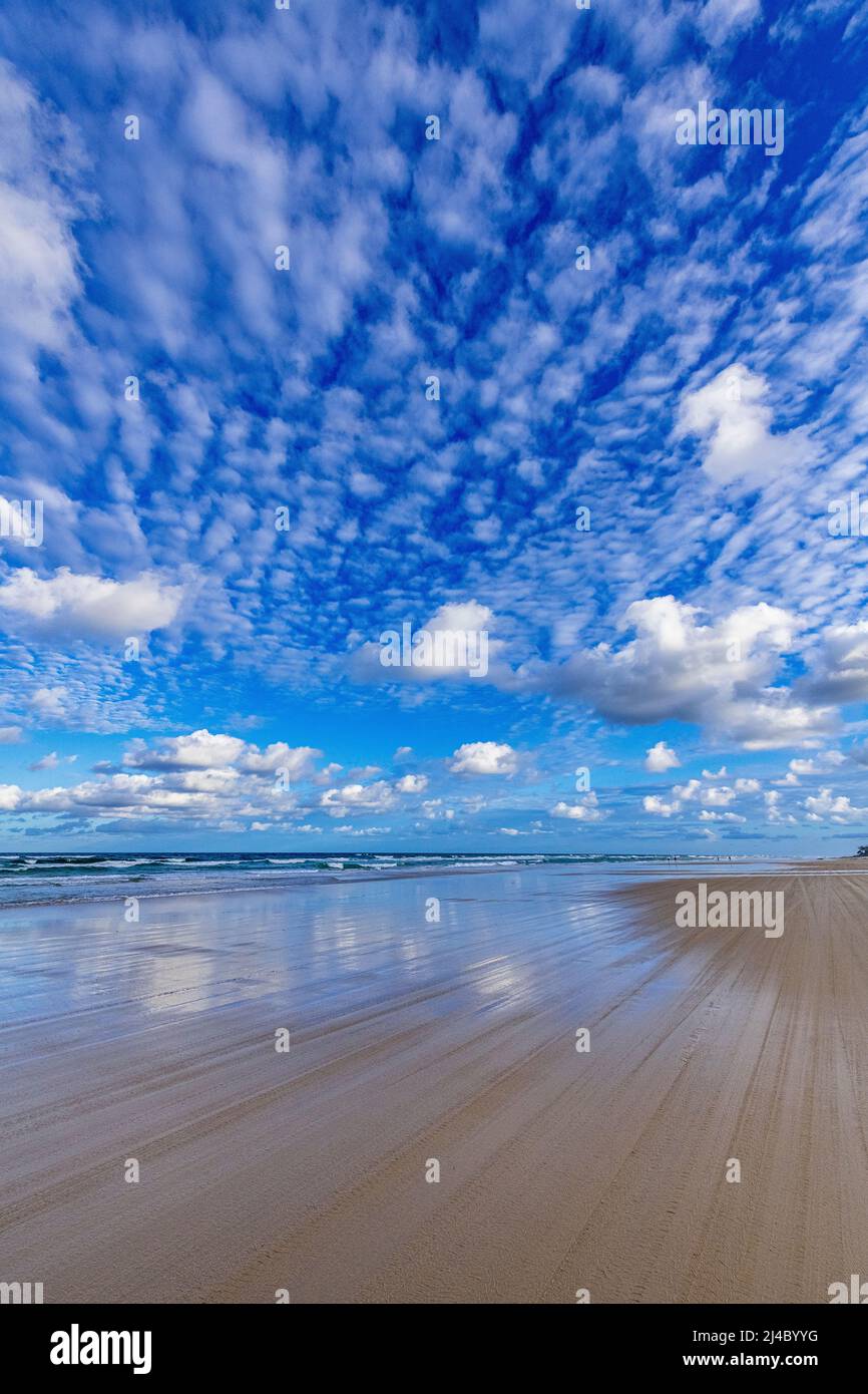 Une superbe formation de nuages sur une plage de plus de 75 km sur Fraser Island, Queensland, Australie Banque D'Images