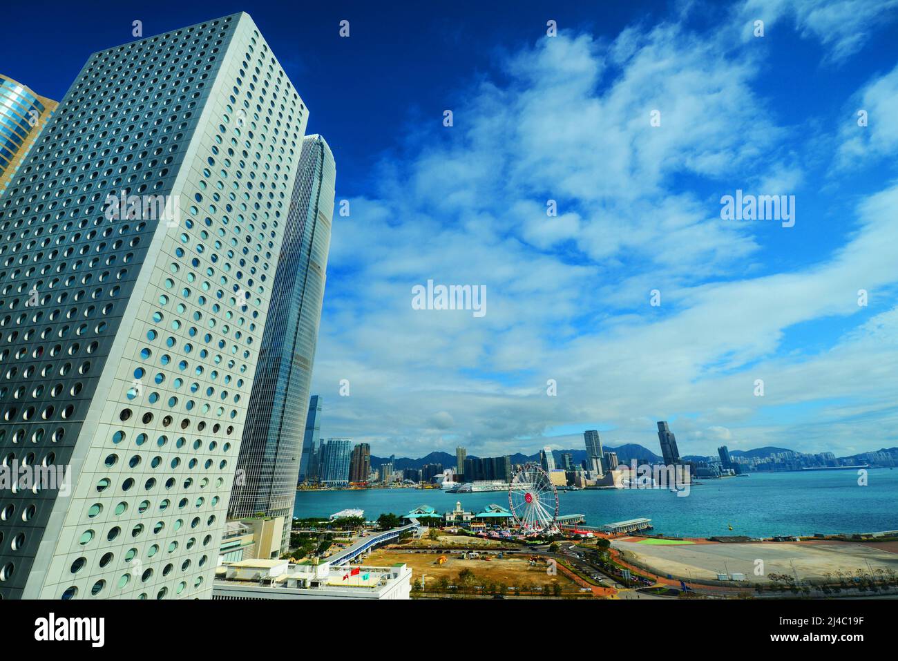 L'emblématique bâtiment jardin House avec la tour IFC derrière elle et le port Victoria en arrière-plan. Quartier central, Hong Kong. Banque D'Images