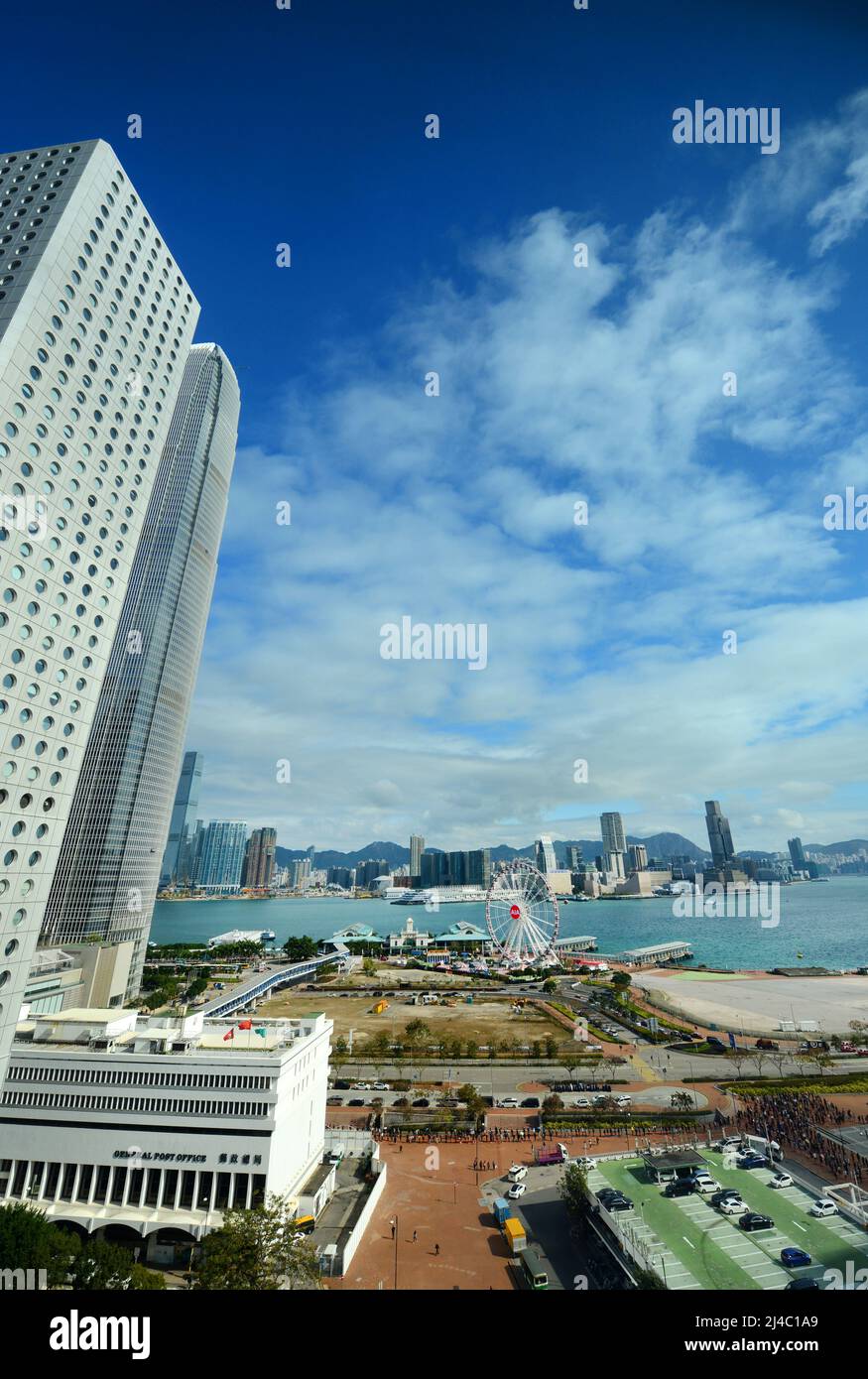 L'emblématique bâtiment jardin House avec la tour IFC derrière elle et le port Victoria en arrière-plan. Quartier central, Hong Kong. Banque D'Images