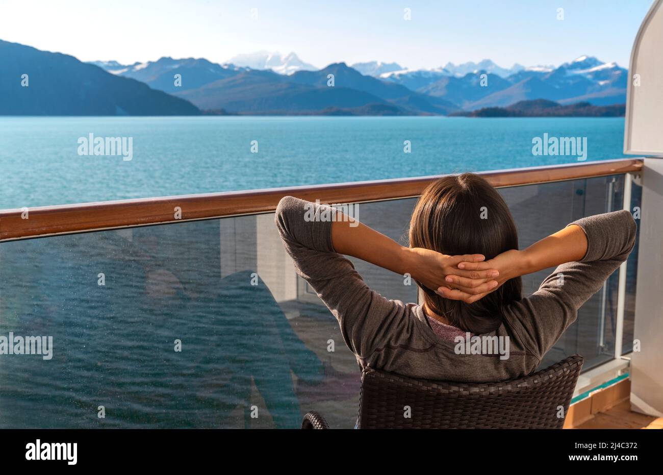 Touristes sur un bateau de croisière Voyage en Alaska se détendre en regardant les glaciers dans le parc national de Glacier Bay, États-Unis. Femme naviguant à l'intérieur de passage appréciant Banque D'Images