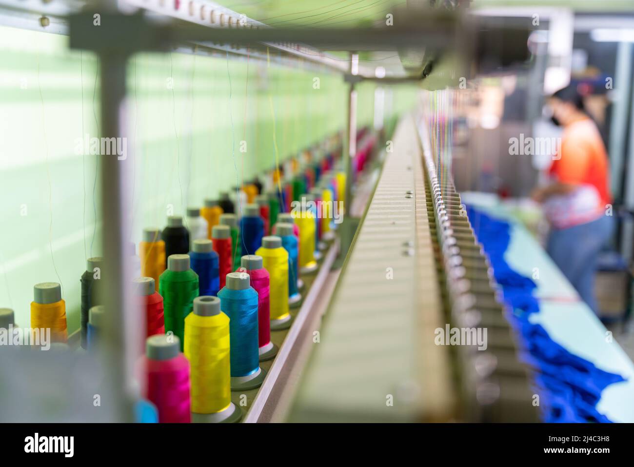 Fils à coudre multicolores sur machine à broder industrielle. Sélectionnez le thème des fils à coudre multicolores. Concept de couture sur mesure. Banque D'Images