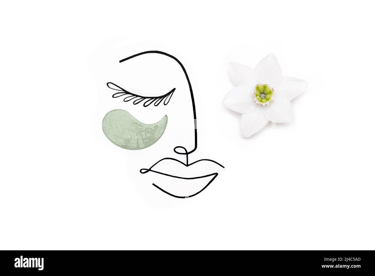 Concept moderne et créatif d'autosoin.Plaques de collagène surréaliste pour le visage, la fleur et les cosmétiques de la femme pour l'auto-soin sur fond blanc.Flat Lay vue de dessus. Banque D'Images