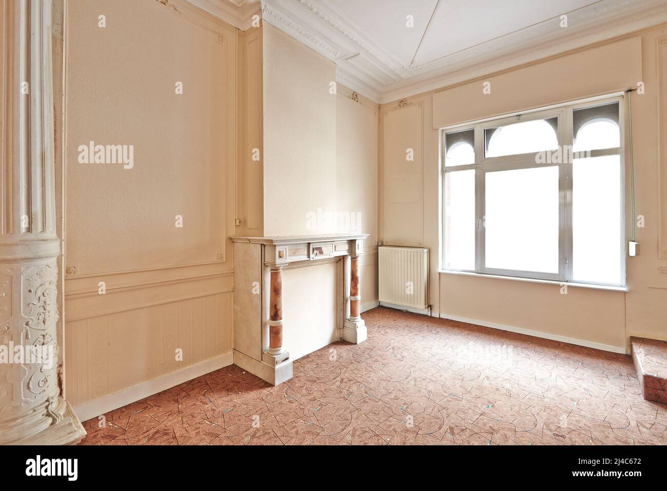 Appartement vide avec cheminée classique en perspective et avant rénovation Banque D'Images