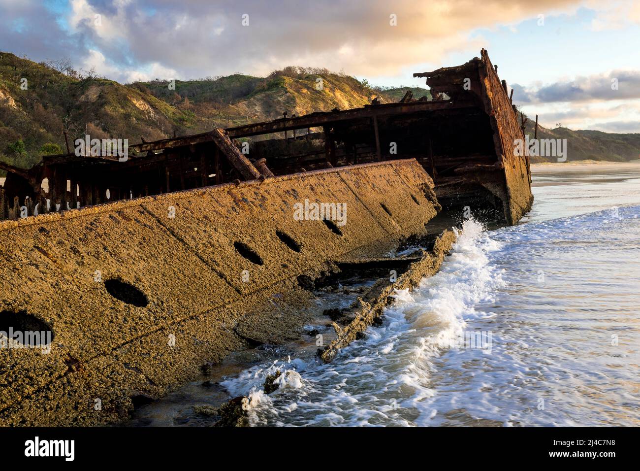 Une section tribord de l'épave de Maheno qui s'est effondrée sur elle-même. Soixante-dix-cinq Mile Beach, Fraser Island, Queensland, Australie Banque D'Images