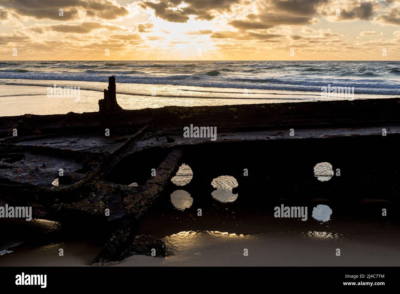 Naufrage de Maheno au lever du soleil sur Seventy Five Mile Beach sur Fraser Island, Queensland, Australie Banque D'Images