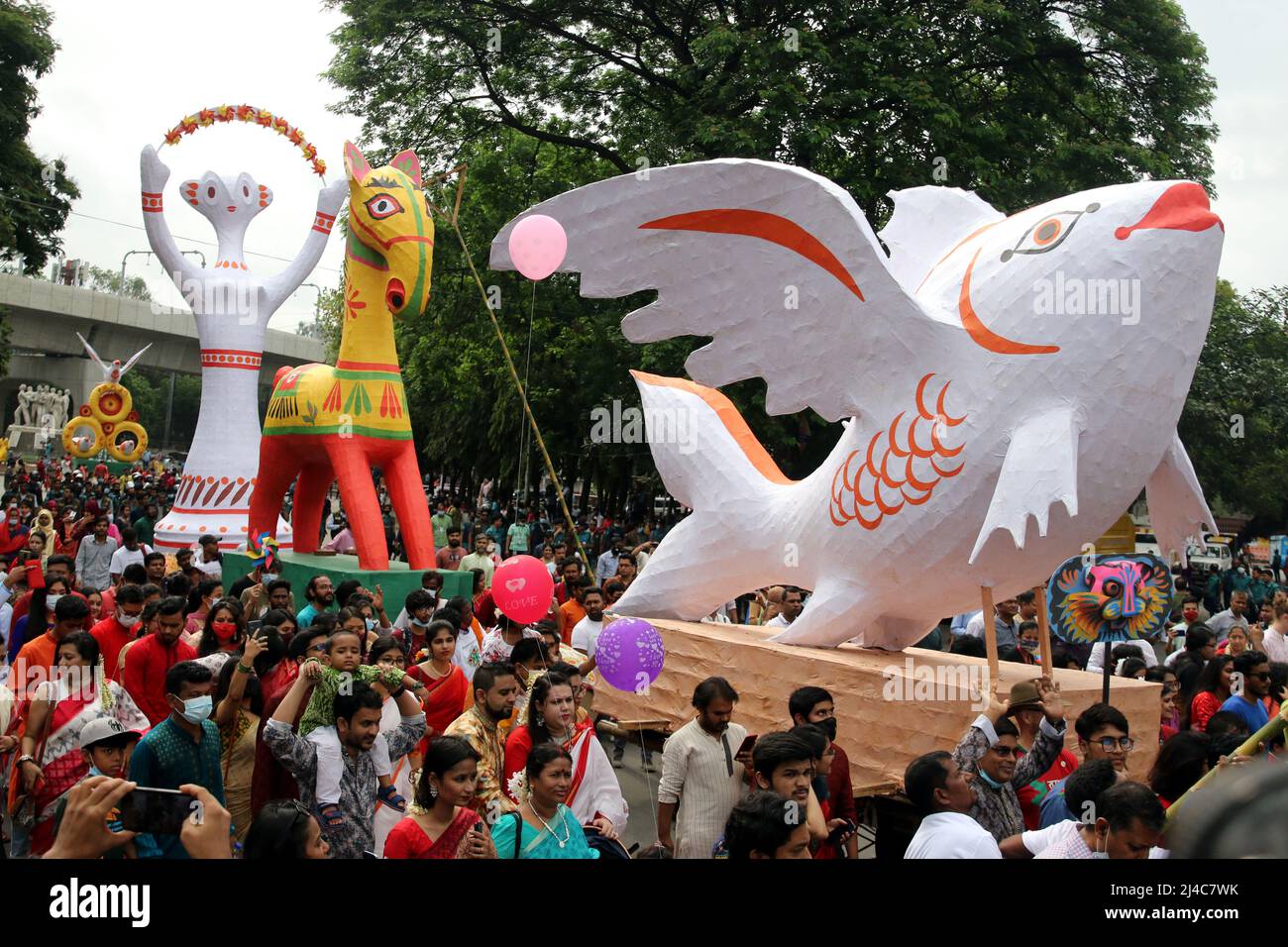 DHAKA, BANGLADESH APRIL14,2022: Les gens marchent dans une rue pour célébrer le nouvel an bengali ou la procession colorée de 'Pohela Boishakh' observée sur le Banque D'Images