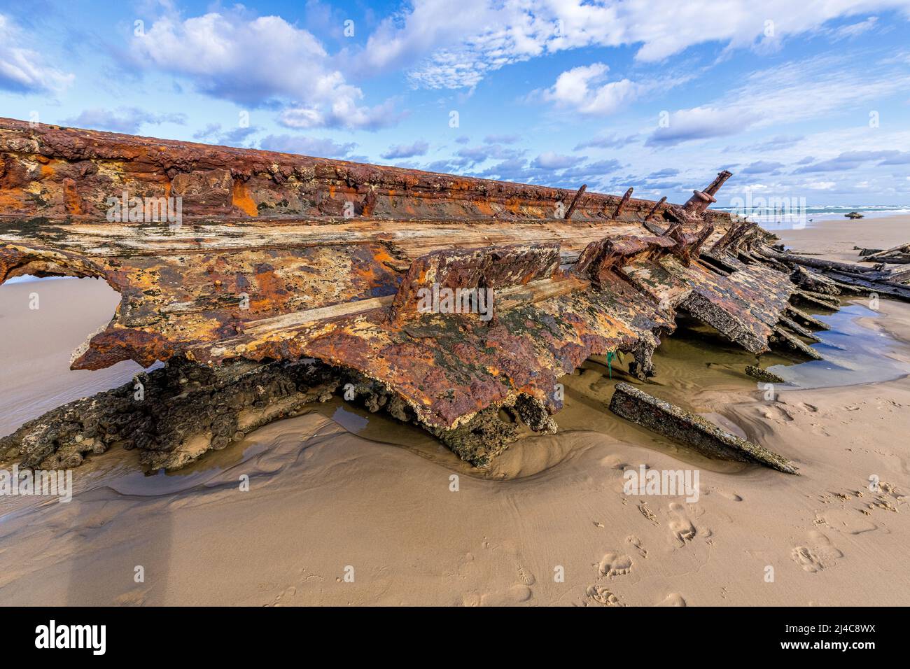 Une section brisée de l'épave de Maheno sur la plage de l'est sur Fraser Island, Queensland, Australie Banque D'Images