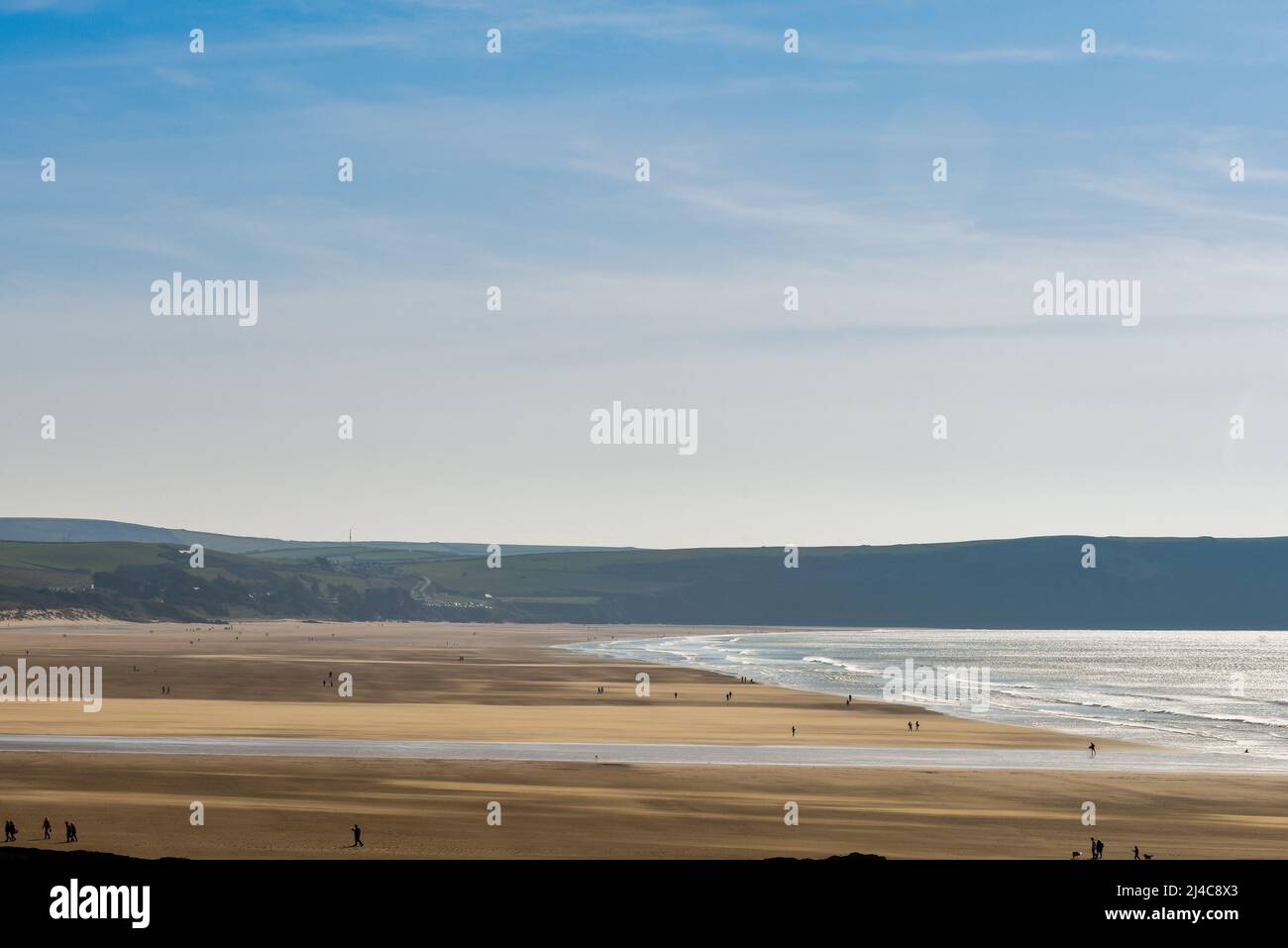 Vue sur la plage ensoleillée du royaume-uni de haut en haut sur la falaise Banque D'Images