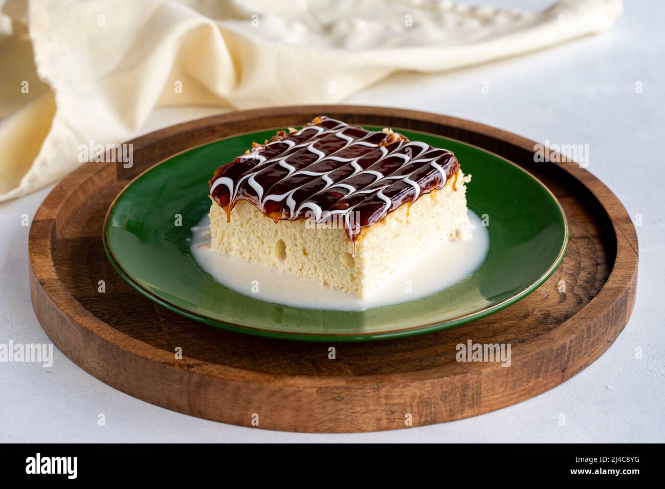 Gâteau Trilece au caramel. Gâteau Trilece sur fond blanc. . Produits de boulangerie. Gros plan. Pâtes trileçe de nom local Banque D'Images