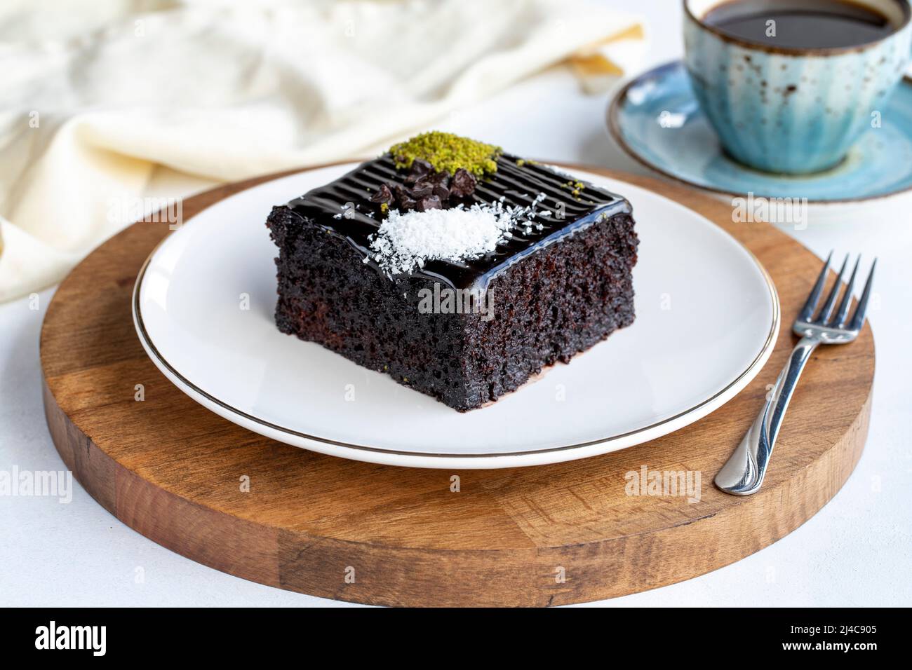 Gâteau humide au chocolat. Mouiller le gâteau dans une assiette. Produits de boulangerie. Gros plan. Banque D'Images