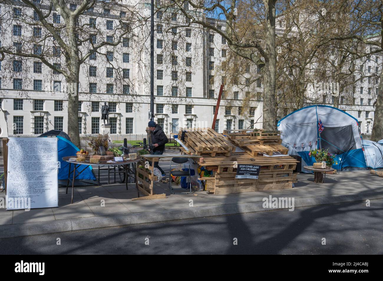 Campement de protestation établi sur le quai de la Tamise à Westminster. Londres, Angleterre, Royaume-Uni Banque D'Images