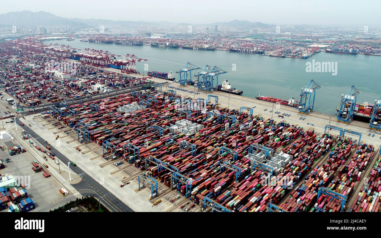 QINGDAO, CHINE - le 13 AVRIL 2022 - Freighters entre et sort du terminal à conteneurs de qianwan dans le port de Qingdao, dans la province de Shandong, en Chine orientale, le 1 avril Banque D'Images