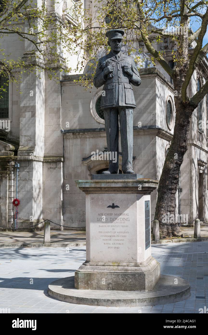 Statue du sculpteur Faith Winter, du chef de l'Air Marshall Lord Hugh Dowding, debout à l'extérieur de l'église St Clément Danes, Strand, Londres, Angleterre, Royaume-Uni. Banque D'Images