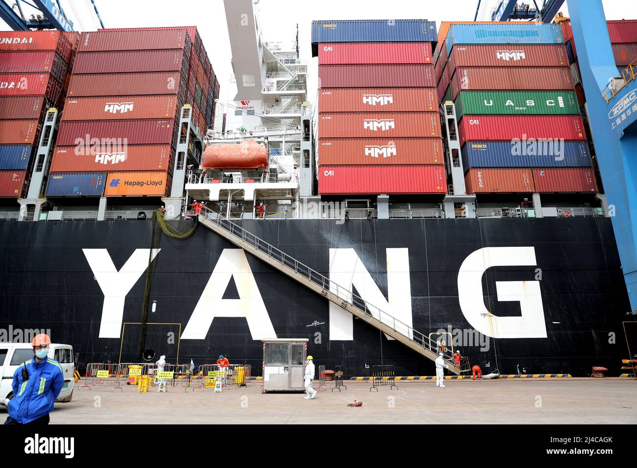 QINGDAO, CHINE - le 13 AVRIL 2022 - les navires de cargaison se quai au port de Qingdao, dans la province de Shandong, en Chine orientale, le 13 avril 2022. La qualité de Qingdao' Banque D'Images