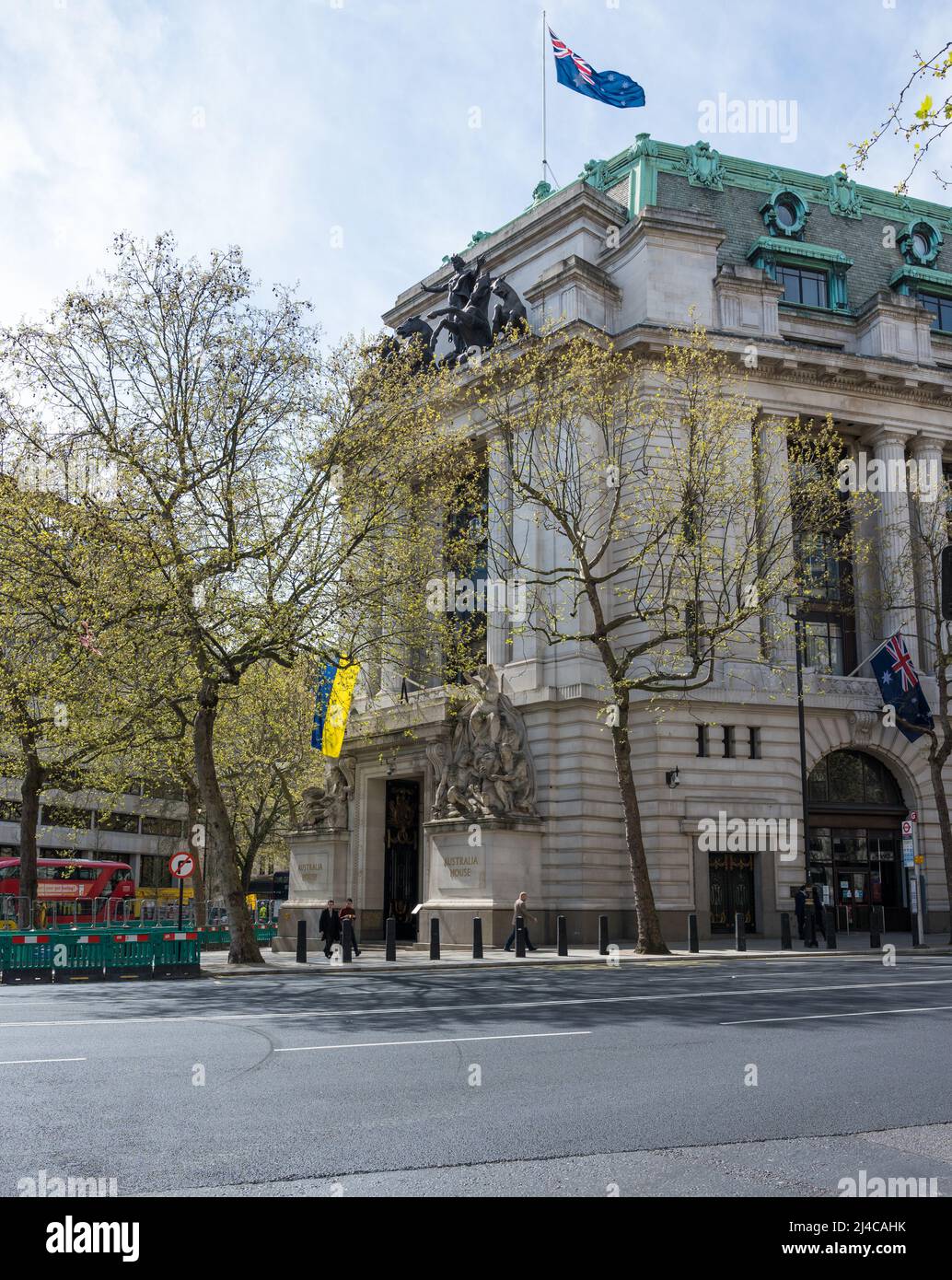 Australia House on Strand, Londres, Angleterre, Royaume-Uni. En solidarité avec l'Ukraine, le drapeau national ukrainien a été affiché au-dessus de l'entrée principale. Banque D'Images