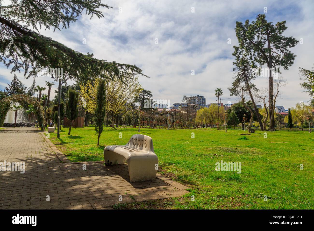 Banc en 6 mai parc à Batumi, Géorgie Banque D'Images