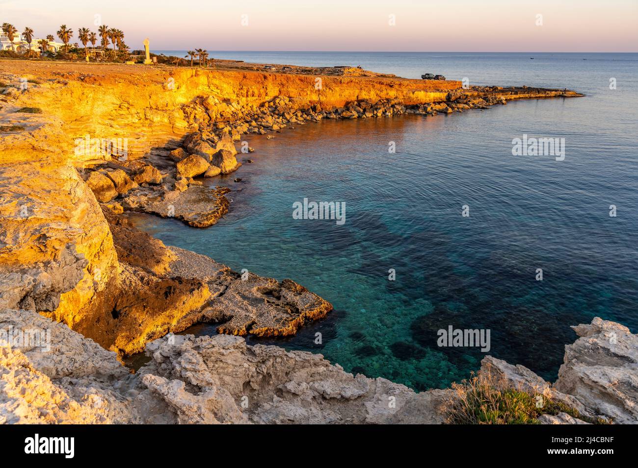 Felsen an der Küste BEI Agia Napa im Abendlicht, Zypern, Europa | la côte rocheuse près d'Ayia Napa dans la lumière du soir, Chypre, Europe Banque D'Images