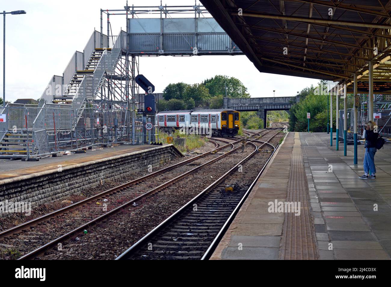BARRY CARDIFF. PAYS DE GALLES. ROYAUME-UNI. 08-12-21. La gare, transport pour le pays de Galles 150251 arrivée avec un service à Cardiff Central. Banque D'Images