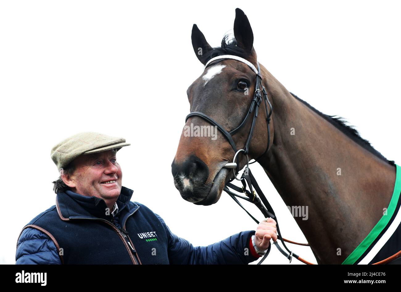 Photo du dossier datée du 15-02-2020 de Santini, avec l'entraîneur Nicky Henderson. Connections de Santini ont été persuadés de retarder sa retraite après que l'homme de 10 ans ait produit un excellent effort de quatrième place dans le Grand National de Randox. Date de publication : jeudi 14 avril 2022. Banque D'Images