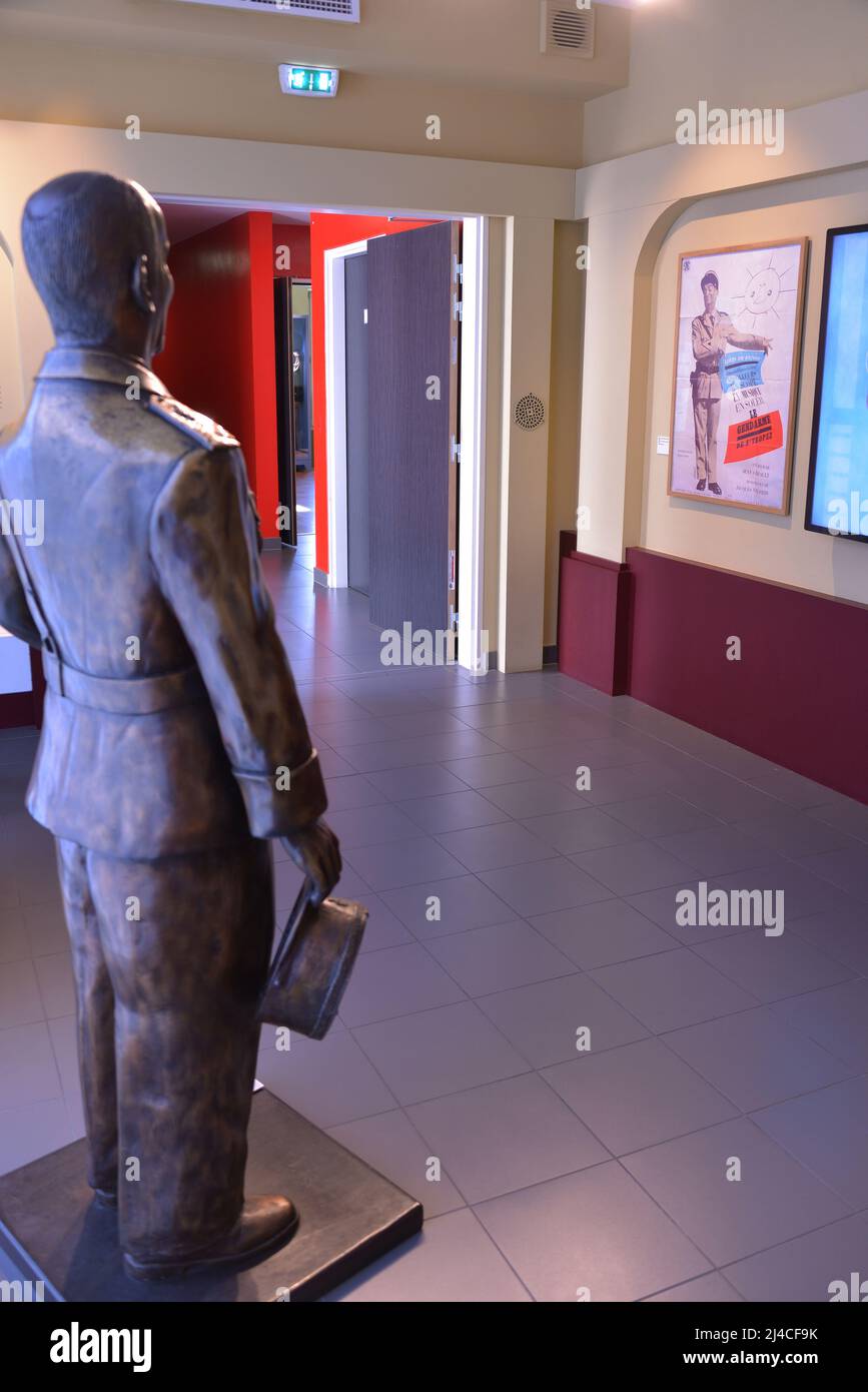 Statue en bronze de Louis de Funès au musée du cinéma de St Tropez Photo Stock Alamy