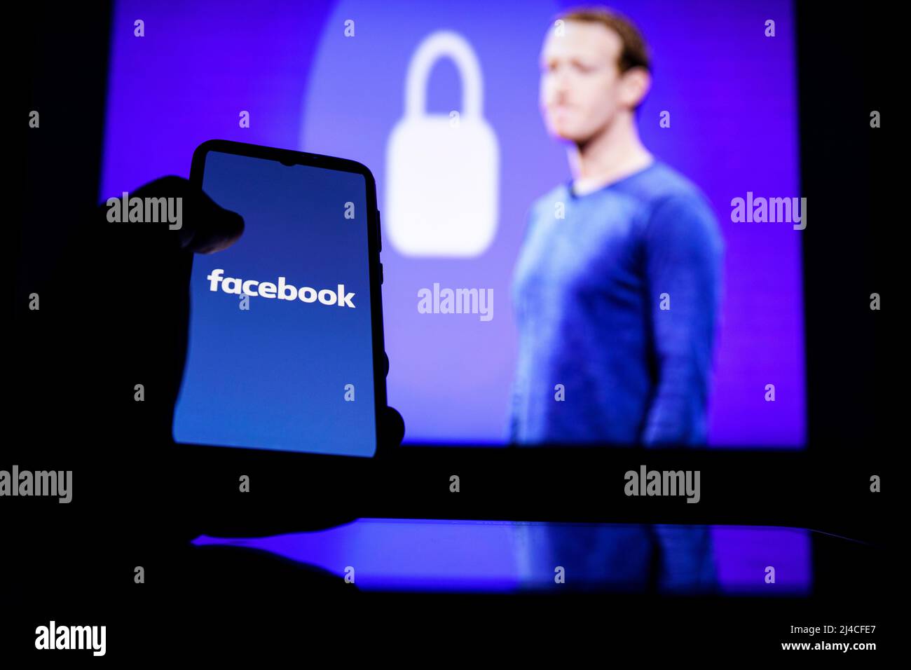 Logo Facebook à l'écran et Mark Zuckerberg est un directeur général de Facebook en arrière-plan Banque D'Images