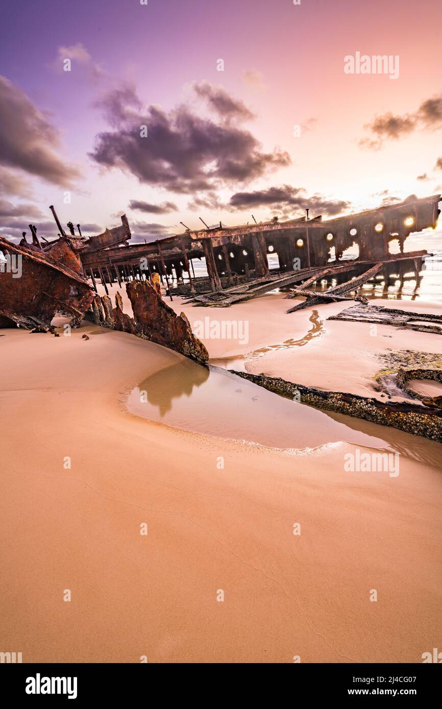 Naufrage de Maheno au lever du soleil sur Eastern Beach sur Fraser Island, Queensland, Australie Banque D'Images
