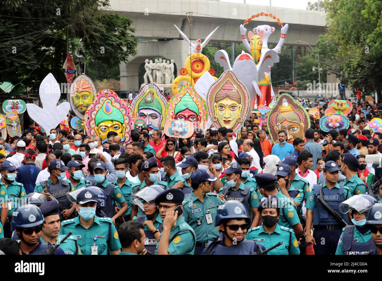 Dhaka, Bangladesh. 14th avril 2022. Les gens défilent dans une rue pour célébrer le nouvel an bengali ou la procession colorée « Pohela Boishakh » observée le premier jour du nouvel an bangla, dans une ambiance très festive cette année dans le cadre des célébrations de Pohela Boishakh à Dhaka, au Bangladesh, le 14 avril 2022. Photo de Habibur Rahman/ABACAPRESS.COM crédit: Abaca Press/Alay Live News Banque D'Images