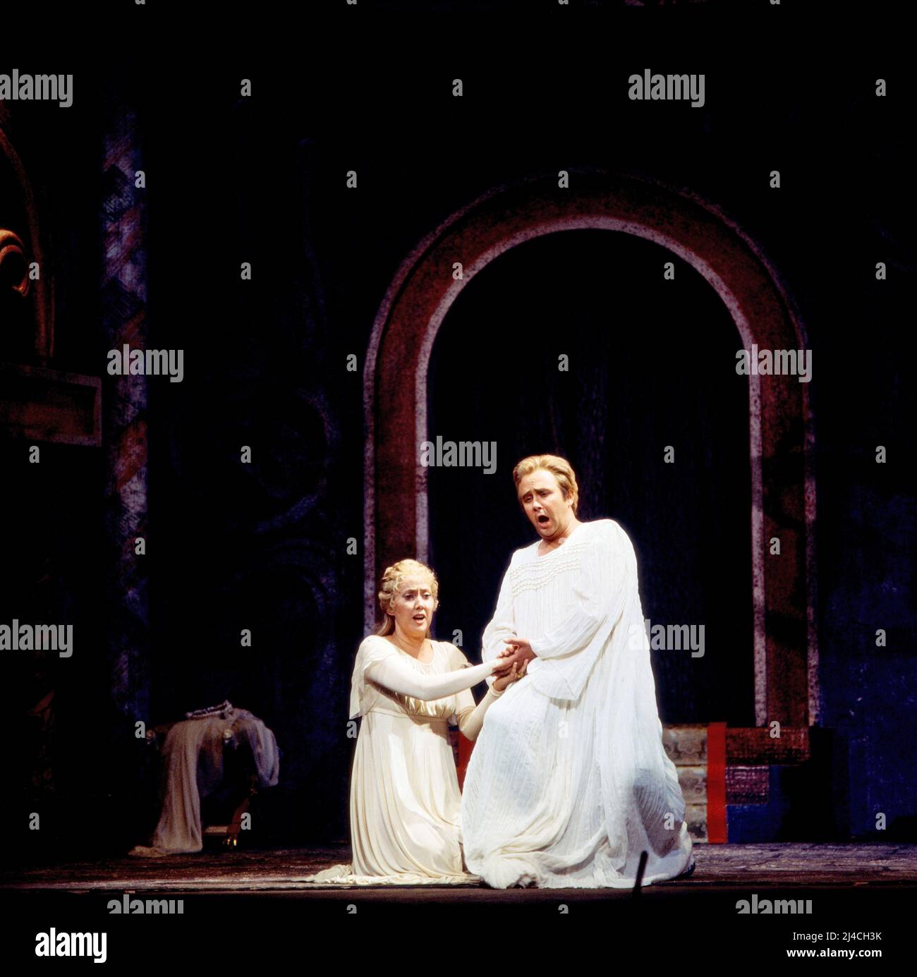 Lohengrin, Romantische Oper von Richard Wagner, Nationaltheater München, 1978, Inszenierung: August Everding, Dirigent: Wolfgang Sawallisch, im Bild: Catarina Ligendza, Rene Kollo. Lohengrin, opéra romantique de Richard Wagner, Théâtre national de Munich, 1978, directeur de scène: August Everding, chef d'orchestre: Wolfgang Sawallisch, sur la photo: Catarina Ligendza, René Kollo Banque D'Images