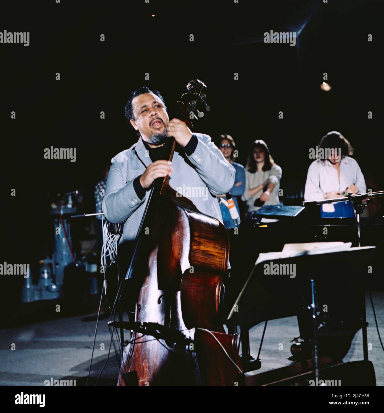 Jazz im ZDF, Musikssendung, Deutschland, 1976, im Bild: Charles Mingus, amerikanischer Kontrabasset des Modern Jazz. Jazz im ZDF, programme de musique TV, Allemagne, 1976, sur la photo: Charles Mingus, joueur américain de jazz moderne double Bass. Banque D'Images