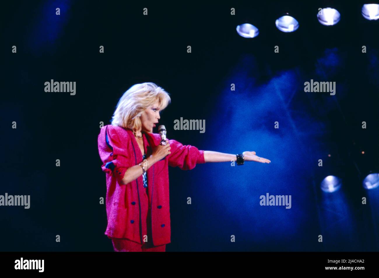 ARD Wunschkonzert, Musikssendung, Deutschland, 1989, Musikalischer Gast: Amanda Lear, französische Sängerin, Sauspielerin und ex-Model. ARD Wunschkonzert, Music show, Allemagne, 1989, comme invité musical: Amanda Lear, chanteuse française, actrice et ancien modèle. Banque D'Images