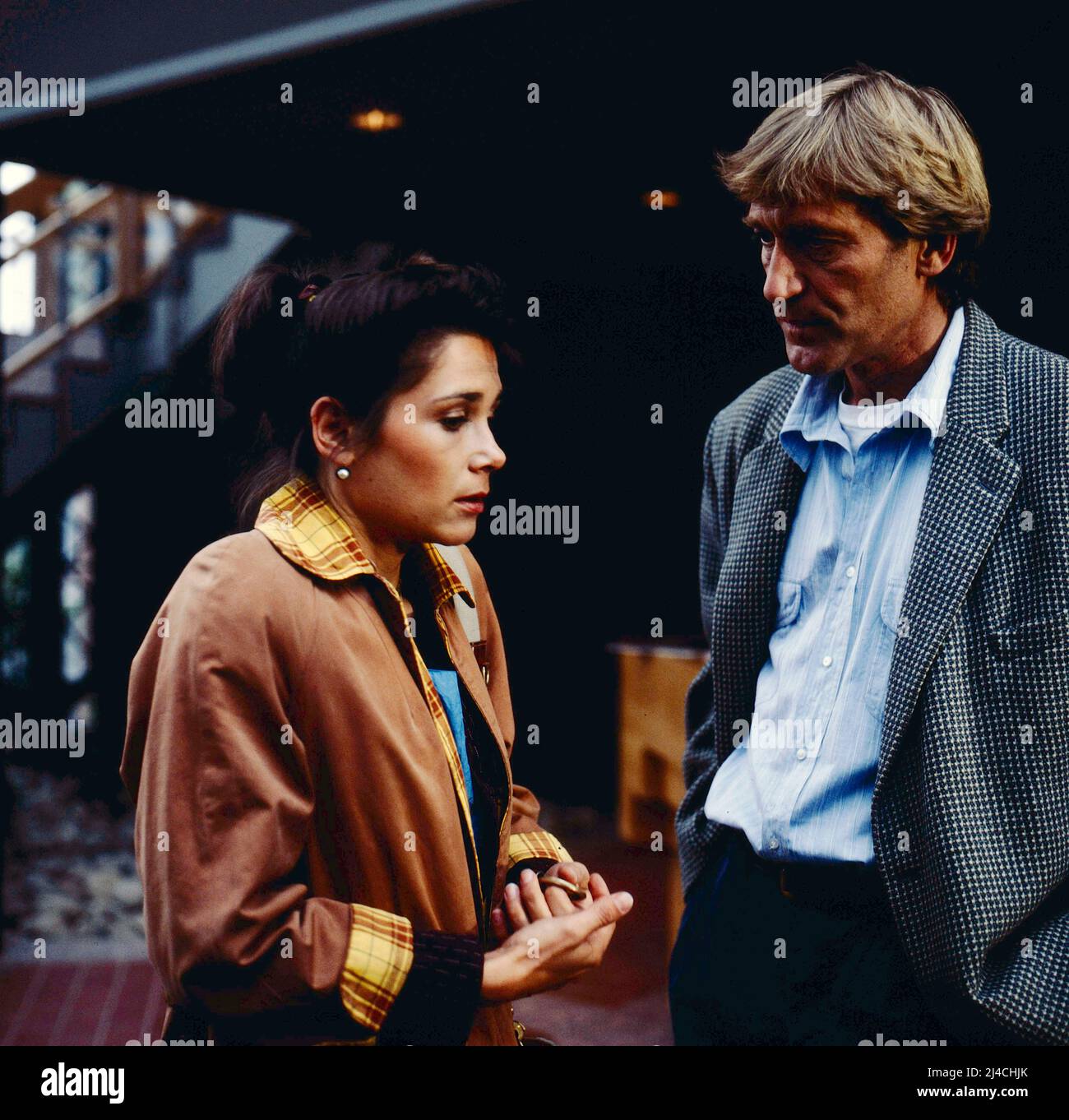 Der Schrei der Eule, Kriminalfilm nach dem Roman von Patricia Highsmith, Deutschland, 1987, Regie: Tom Toelle, Szene: Birgit Doll und Matthias Habich. Der Schrei der Eule, film de crime basé sur le roman: Le cri de la chouette de Patricia Highsmith, Allemagne, 1987, réalisé par Tom Toelle, scène: Birgit Doll et Matthias Habich Banque D'Images