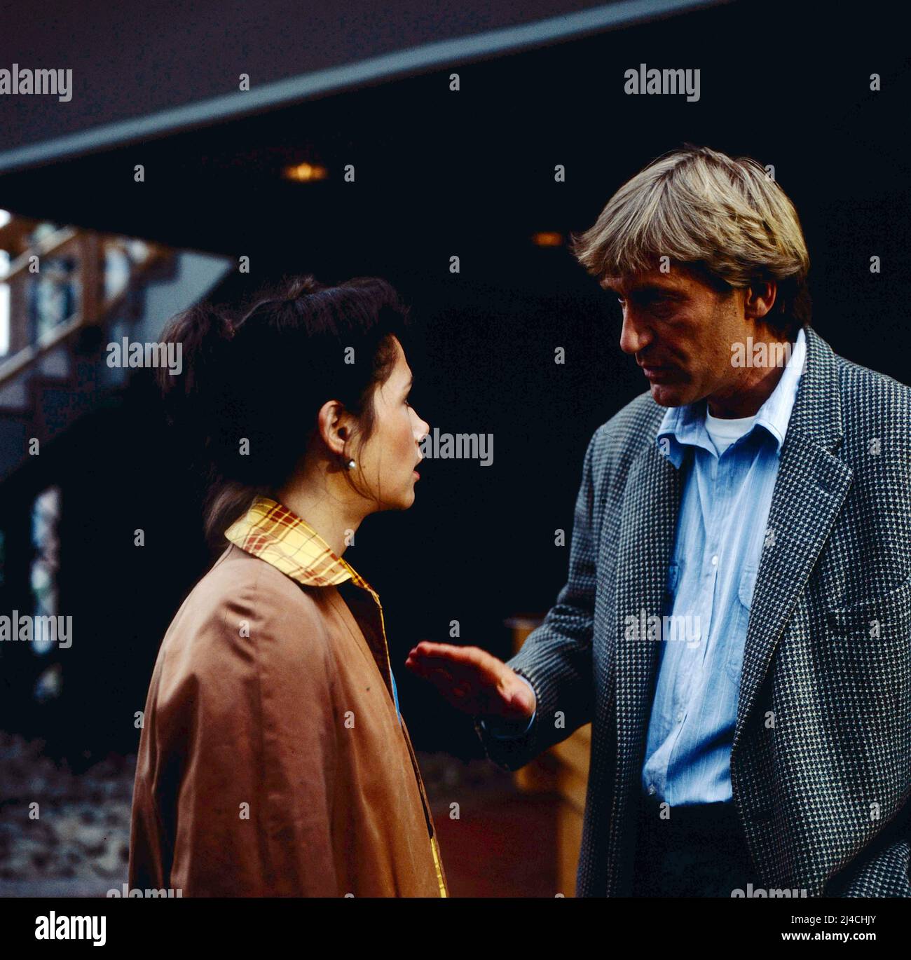 Der Schrei der Eule, Kriminalfilm nach dem Roman von Patricia Highsmith, Deutschland, 1987, Regie: Tom Toelle, Szene: Birgit Doll und Matthias Habich. Der Schrei der Eule, film de crime basé sur le roman: Le cri de la chouette de Patricia Highsmith, Allemagne, 1987, réalisé par Tom Toelle, scène: Birgit Doll et Matthias Habich Banque D'Images