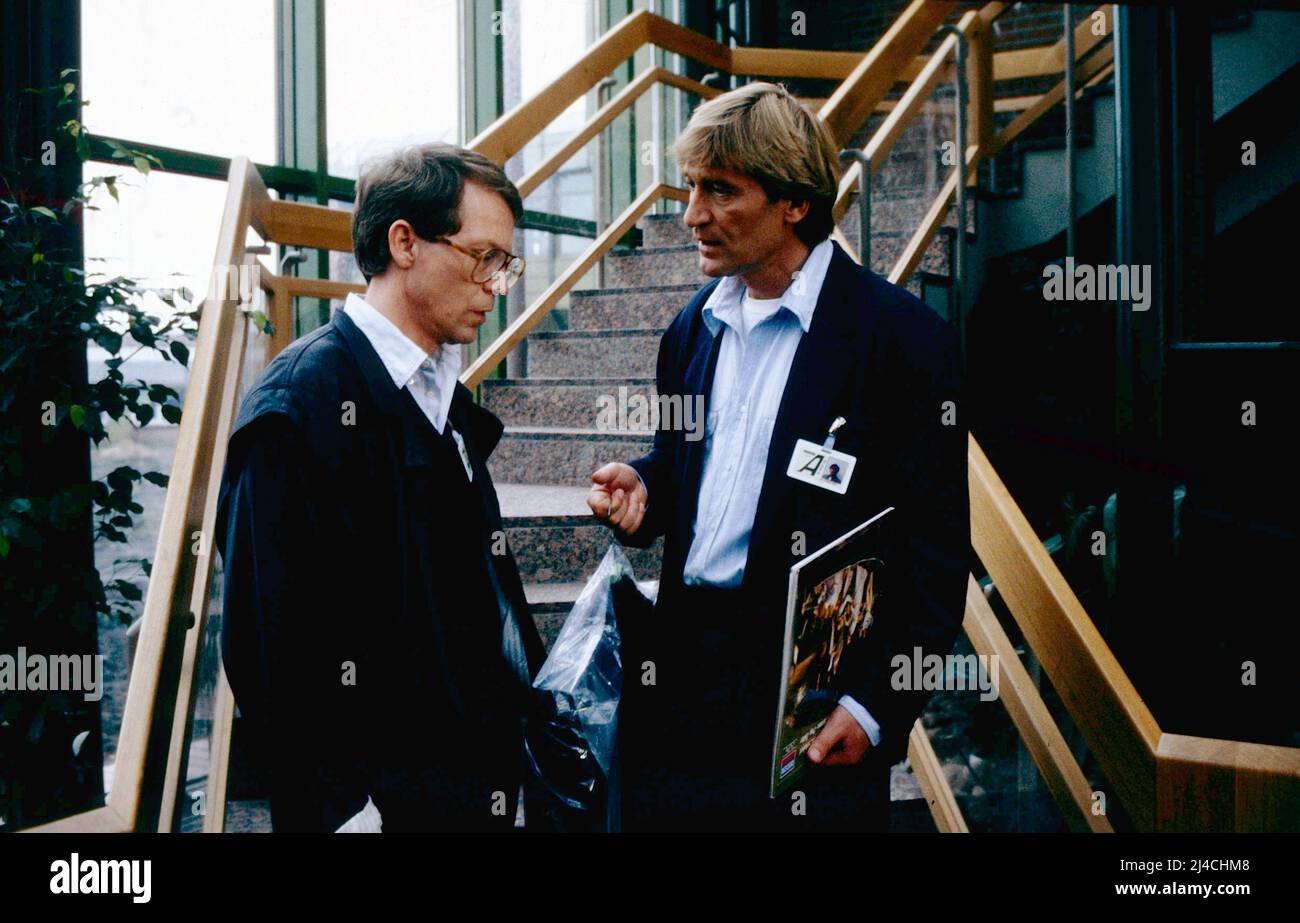 Der Schrei der Eule, Kriminalfilm nach dem Roman von Patricia Highsmith, Deutschland, 1987, Regie: Tom Toelle, Szene: Gernot Endemann und Matthias Habich. Der Schrei der Eule, film de crime basé sur le roman: Le cri de la chouette de Patricia Highsmith, Allemagne, 1987, réalisé par Tom Toelle, scène avec Gernot Endemann et Matthias Habich Banque D'Images