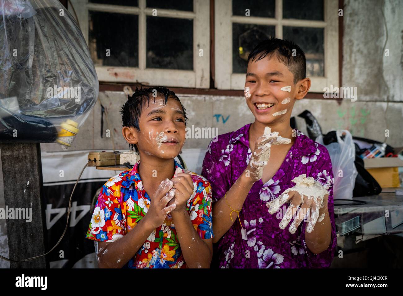 Bangkok, Thaïlande. 14th avril 2022. Les enfants appliquent de la poudre de talc sur leur visage ensemble dans le cadre de la célébration traditionnelle du nouvel an thaïlandais. Matt Hunt/Neato Credit: Matt Hunt/Neato/Alay Live News Banque D'Images