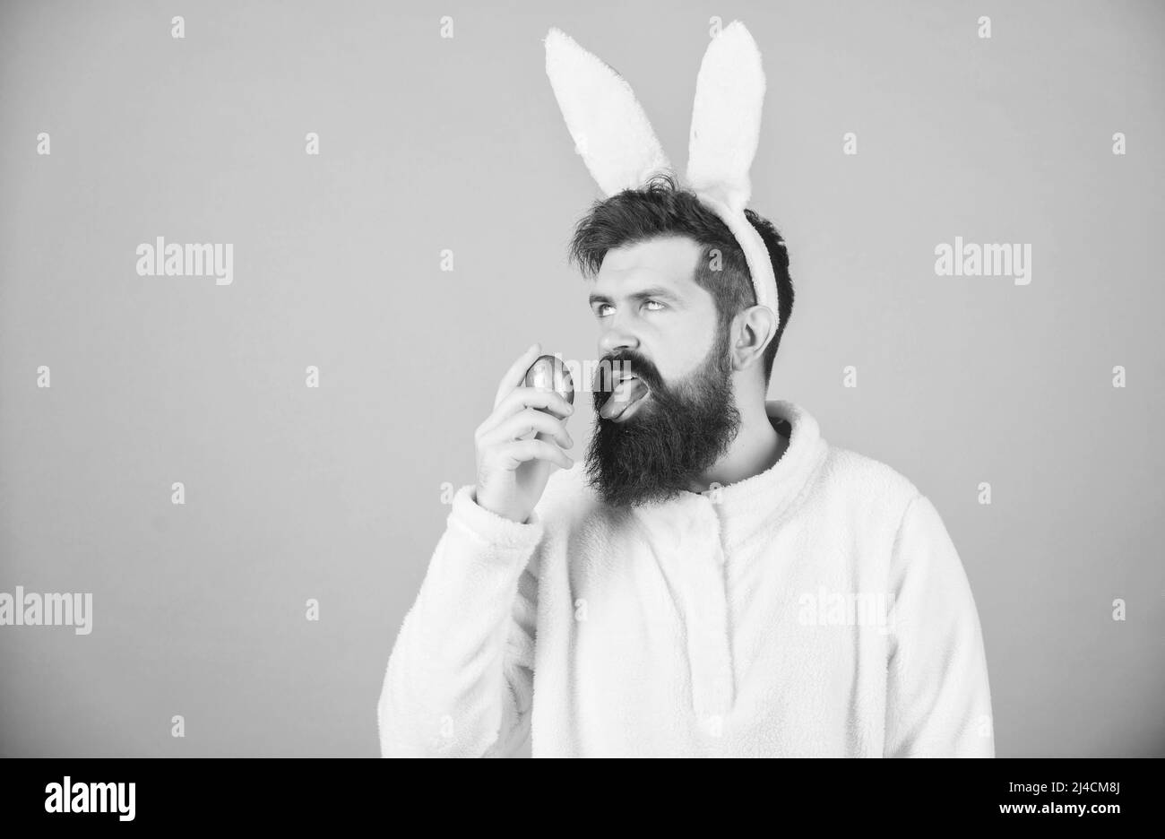 Participez à la fête. Amuse-toi bien. L'homme barbu est en forme d'oreilles de lapin silly. Concept de symbole Pâques. Hipster mignon lapin longues oreilles fond bleu. Pâques Banque D'Images