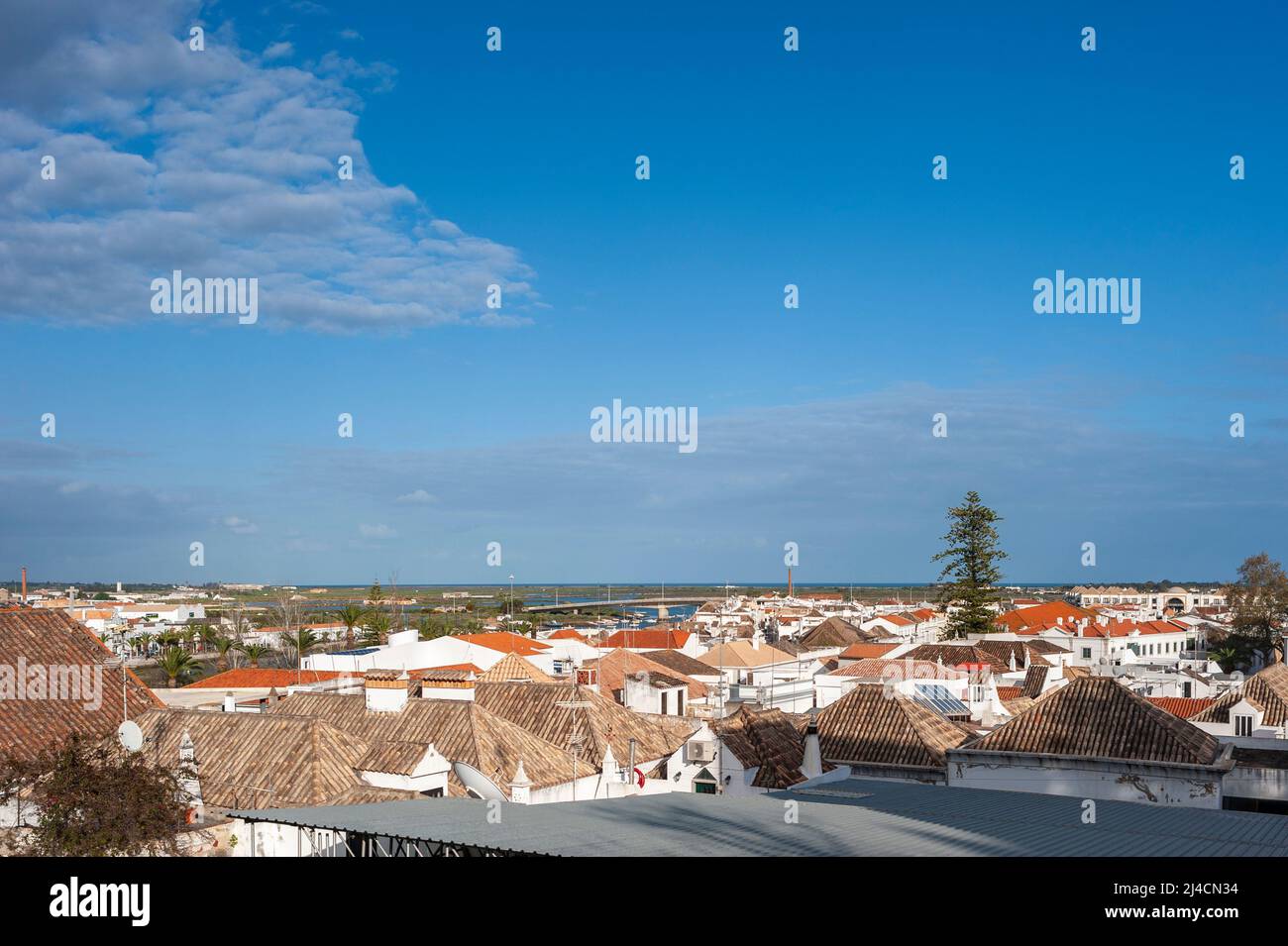 Vue sur les toits de la vieille ville avec le parc naturel de Ria Formosa en arrière-plan, Tavira, Algarve, Portugal, Europe Banque D'Images