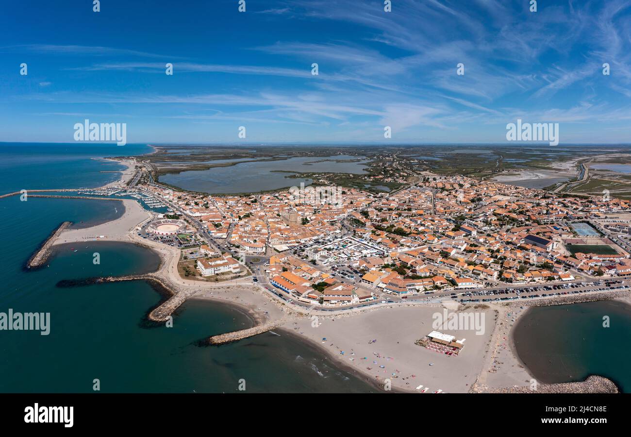 Tir de drone, photo de drone de Saintes-Maries-de-la-Mer avec la vieille ville, le port et les champs de sel en arrière-plan, département Bouches-du-Rhône Banque D'Images