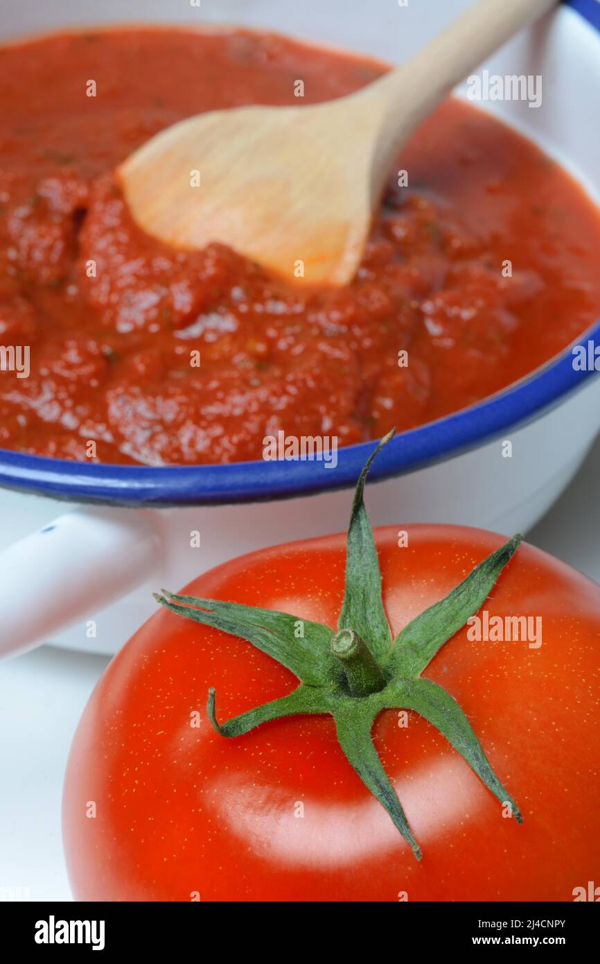 Tomate et pelez avec de la sauce tomate, du sugo, de la sauce pour pâtes Banque D'Images