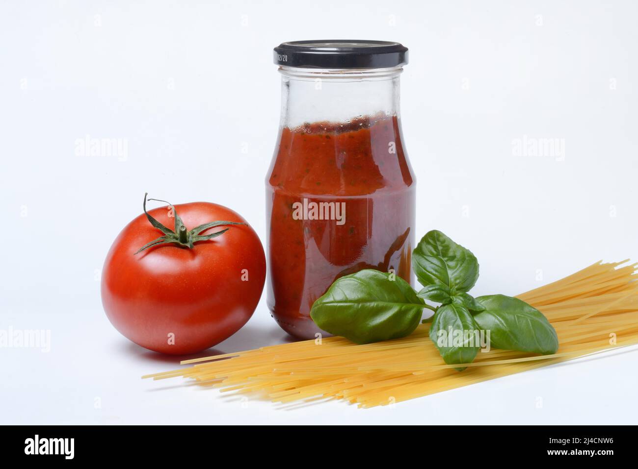 Bouteille avec sauce tomate, sauce pour pâtes, spaghetti Banque D'Images