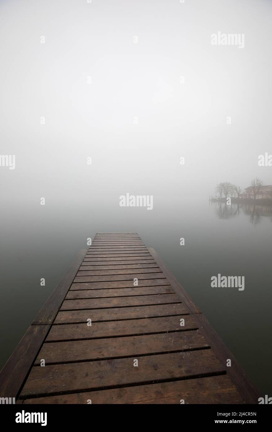 Bain abandonné jetée dans la brume matinale, paysage d'automne, Mondsee, Salzkammergut, haute-Autriche, Autriche Banque D'Images